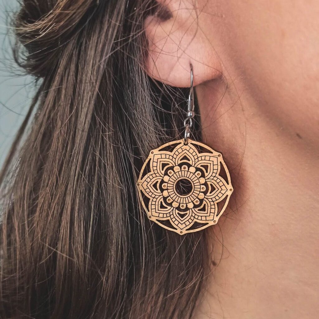 Boucles d'oreilles en bois suisse Elaïa au motif mandala