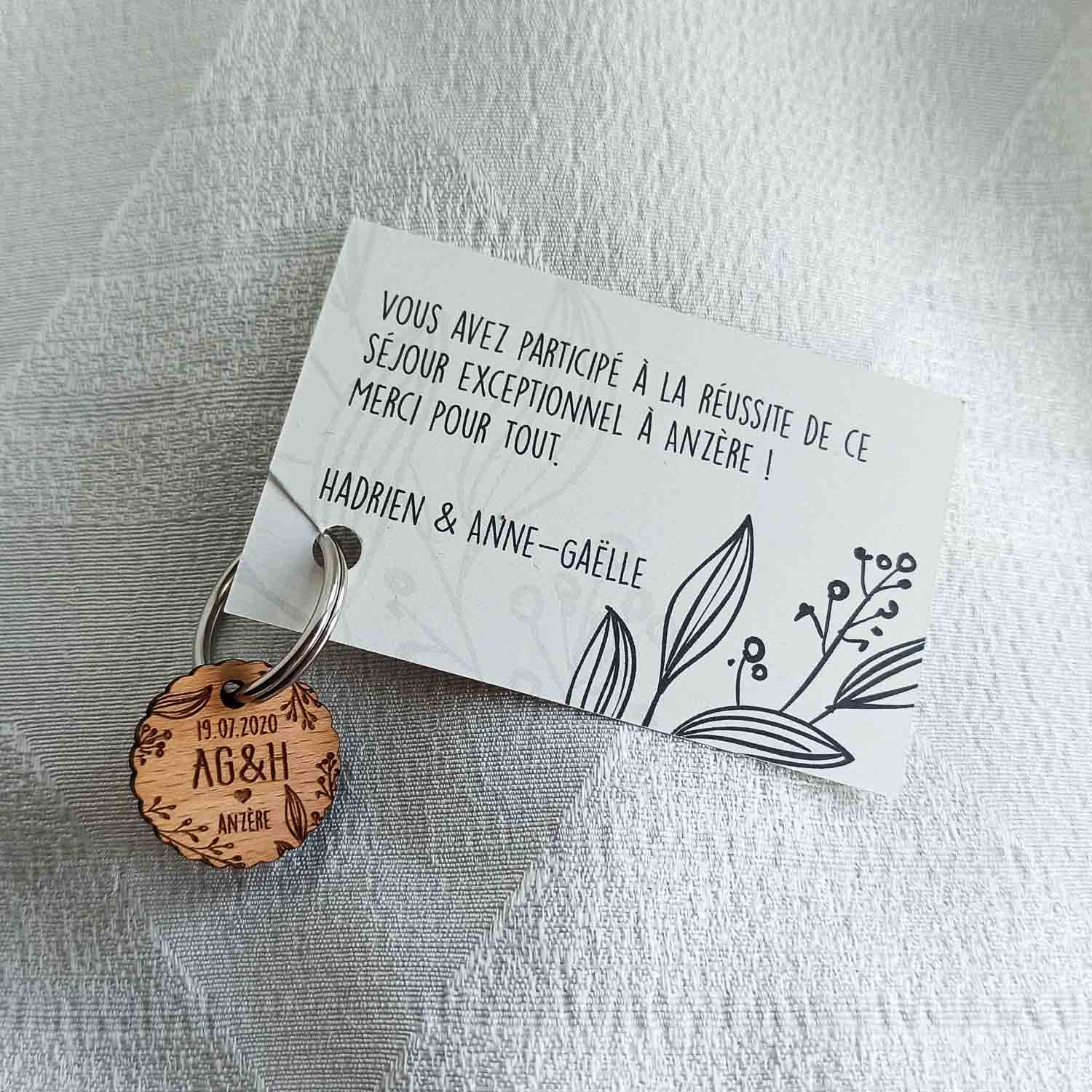 Porte clé en bois personnalisé pour un mariage