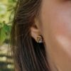 clous d'oreilles en bois Indyana peints à l'acrylique