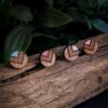 clous d'oreilles en bois Indyana peints à l'acrylique