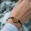 Bracelet-en-bois-travl Bracelet en bois Travl sur le thème voyage et rose des vents