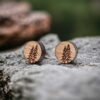 Clous-oreilles-en-bois-pinver-1 Clous d'oreilles en bois sapin