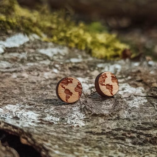 Clous d'oreilles en bois en forme de planète Terre