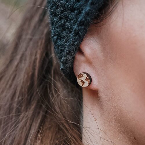 Clous d'oreilles en bois en forme de planète Terre
