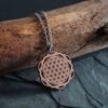 Collier en bois avec le symbole de la fleur de vie
