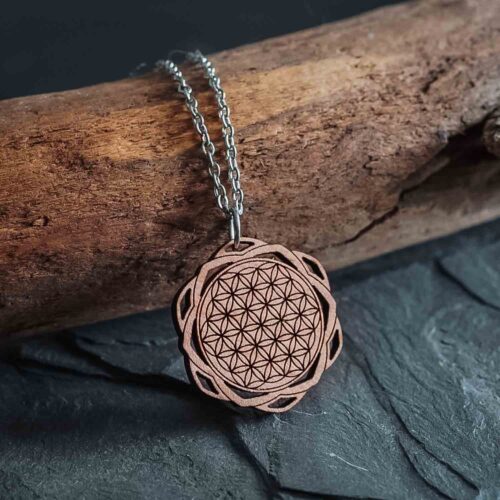 Collier en bois avec le symbole de la fleur de vie