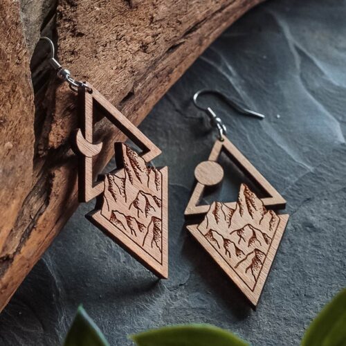 Boucles d'oreilles en bois avec montagnes, lune et soleil