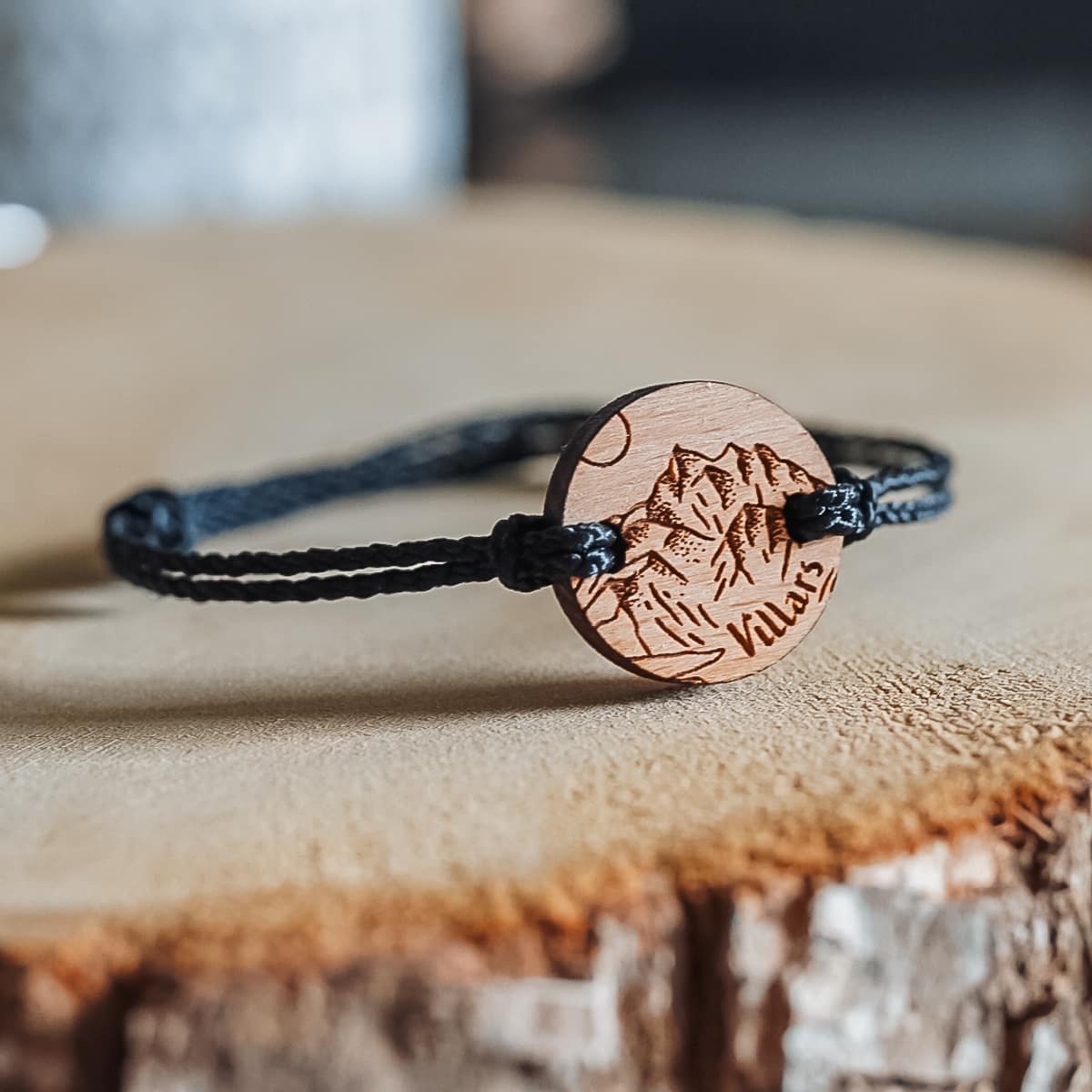 Bracelet en bois personnalisé pour la commune de Villars