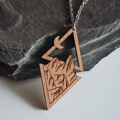 Collier en bois avec montagnes, lune et soleil
