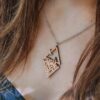 Collier en bois avec montagnes, lune et soleil