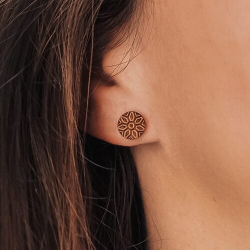 Clous d'oreilles en bois inspiré de la fleur Dalia