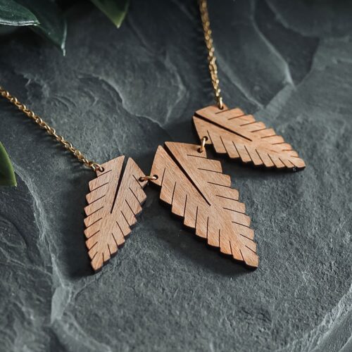 Collier en bois Foglia avec chainette dorée