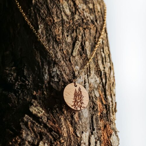 Collier en bois avec motif de sapins