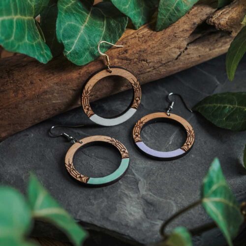 Boucles d'oreilles en bois aux motifs ethniques peintes à l'acrylique