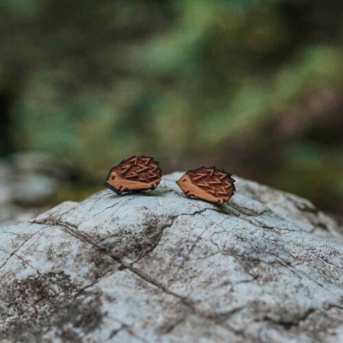 Clous d'oreilles en bois suisse au design d'hérisson