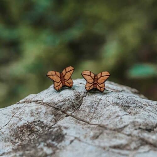 Clous d'oreilles en bois suisse au design de papillon