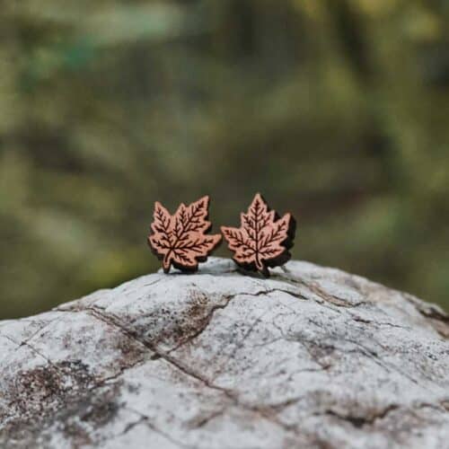 Clous d'oreilles en bois au design de feuille d'érable