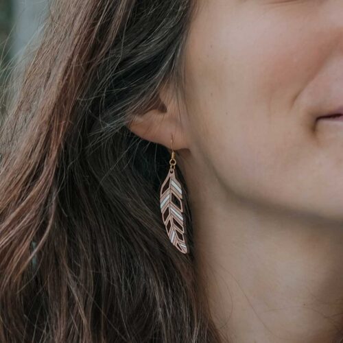 Boucles d'oreilles en bois plume dépareillées Piuma blanches