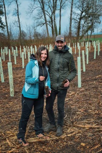 Damien et Laura qui vont planter des arbres