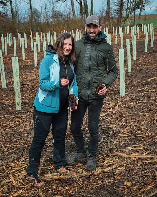 Damien et Laura qui vont planter des arbres
