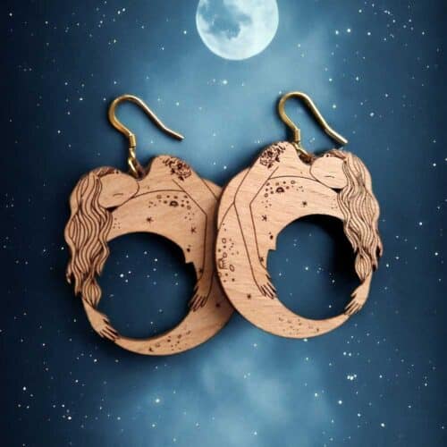 Boucles d'oreilles en bois suisse "Laisse moi briller" par l'artiste Régine Dessine