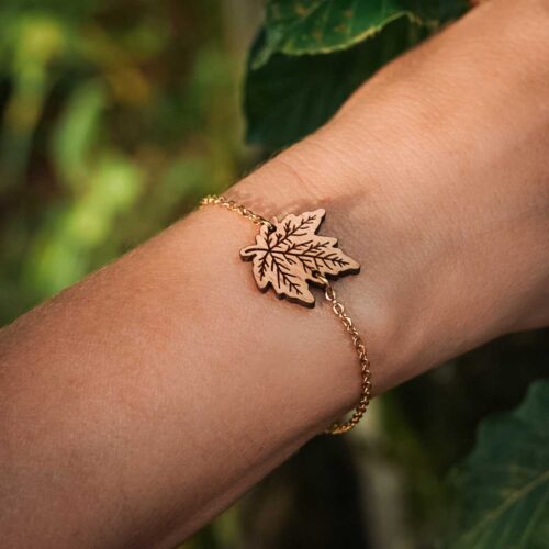 Bracelet en bois suisse au design de feuille d'érable