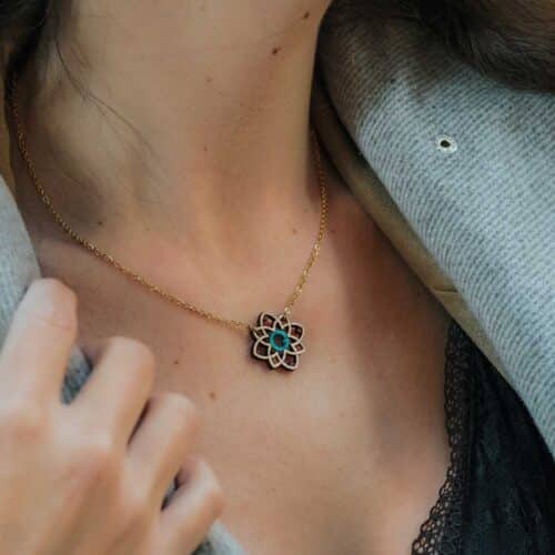 Collier en bois Primavera bleu turquoise au motif floral