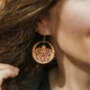 Boucles-oreilles-en-bois-amaryn-4 Boucles d'oreilles en bois Amaryn au design floral
