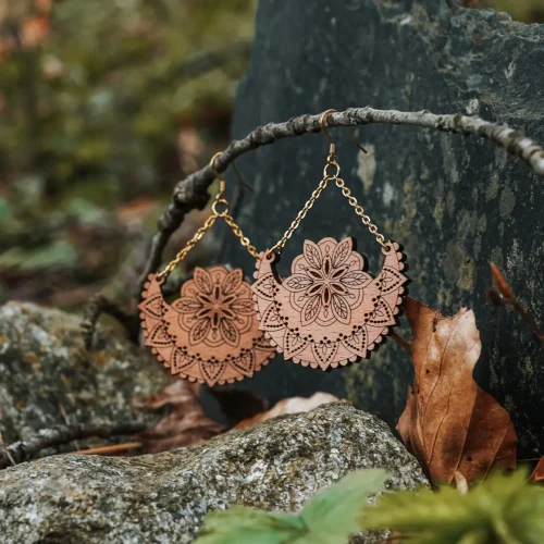 Boucles d'oreilles en bois Centaurea au design mandala