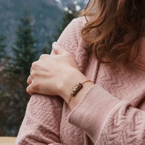 Bracelet en bois Dents du Midi avec chainette dorée