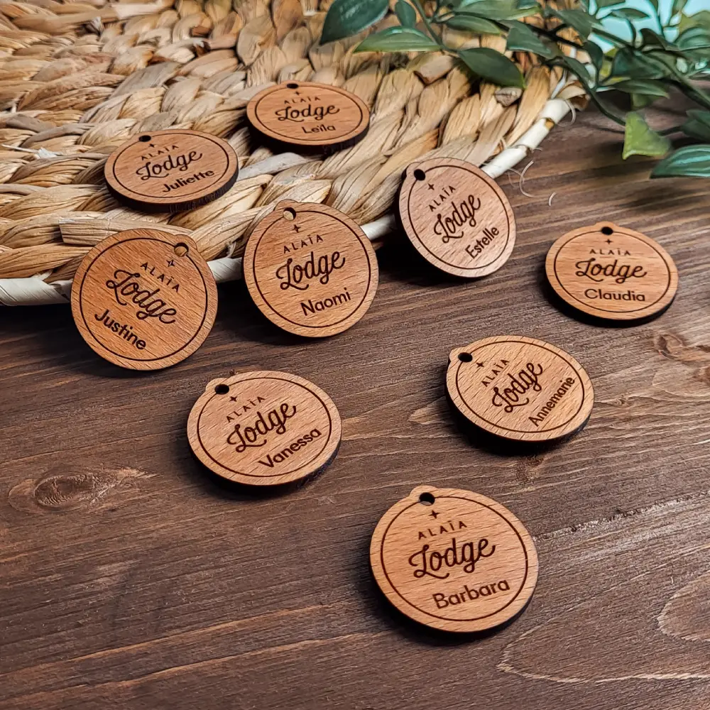Badges ou pins en bois personnalisés pour Alaïa Lodge avec nom des employés