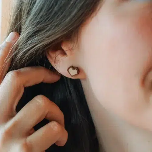 Clous d'oreilles en bois suisse au design de coeur
