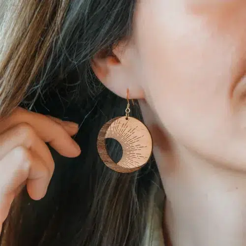 Boucles d’oreilles en bois Eclipse, design inspiré de la lune, bijou naturel gravé fabriqué en Suisse