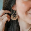 Boucles d’oreilles en bois Moonrise, design inspiré de la lune, bijou naturel gravé fabriqué en Suisse