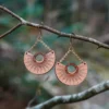 Boucles d’oreilles en bois Moonrise, design inspiré de la lune, bijou naturel gravé fabriqué en Suisse