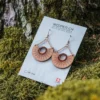 Boucles d’oreilles en bois Moonrise, design inspiré de la lune, bijou naturel gravé fabriqué en Suisse