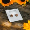 clous-oreilles-bois-tournesol-1 Clous d’oreilles en bois en forme de tournesol,Bijou floral gravé et naturel fabriqué en Suisse