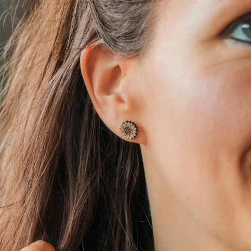Clous d’oreilles en bois en forme de tournesol,Bijou floral gravé et naturel fabriqué en Suisse
