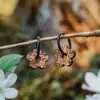 Boucles d’oreilles en bois Daisy, motif feuillage gravé, forme fleur délicate, bijou nature fabriqué en Suisse