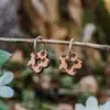 Boucles d’oreilles en bois Daisy, motif petites fleurs gravées, bijou floral enfantin fabriqué en Suisse