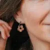Boucles d’oreilles en bois Daisy, motif feuillage gravé, forme fleur délicate, bijou nature fabriqué en Suisse