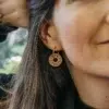 Boucles d'oreilles créoles en bois suisse avec un symbole caché dit "La vie est belle"