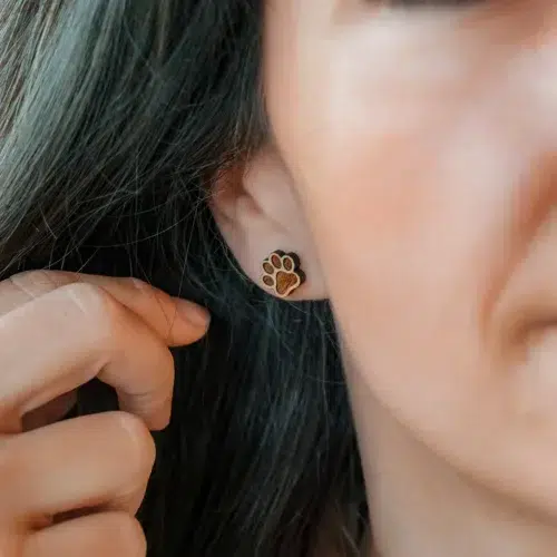 Boucles d’oreilles légères et artisanales en forme de patte – Wooper.ch