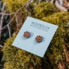 Boucles d’oreilles légères et artisanales en forme de patte – Wooper.ch