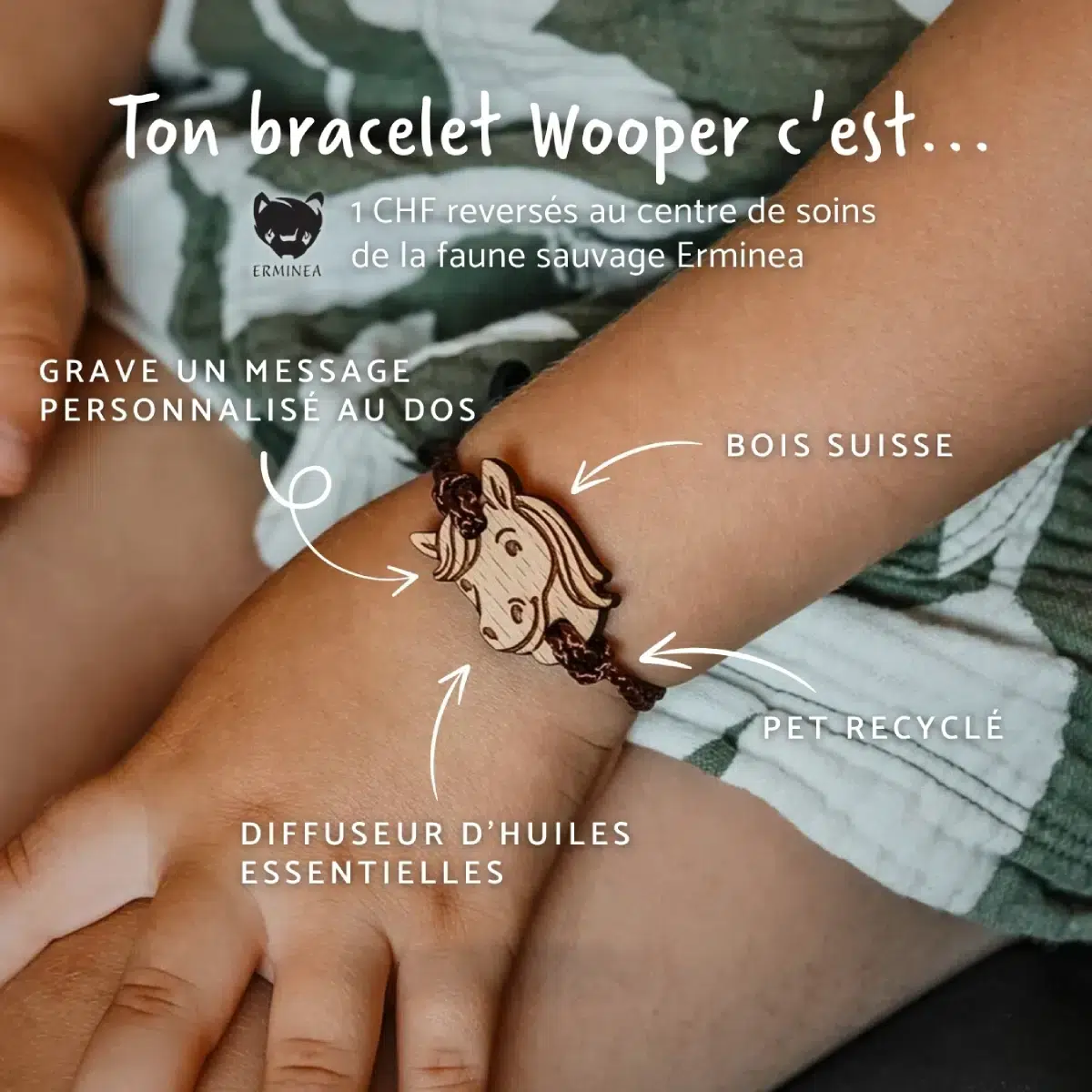 Caractéristiques du bracelet en bois suisse Woopy le poney pour enfants, personnalisables au dos et diffuseurs d'huile essentielle