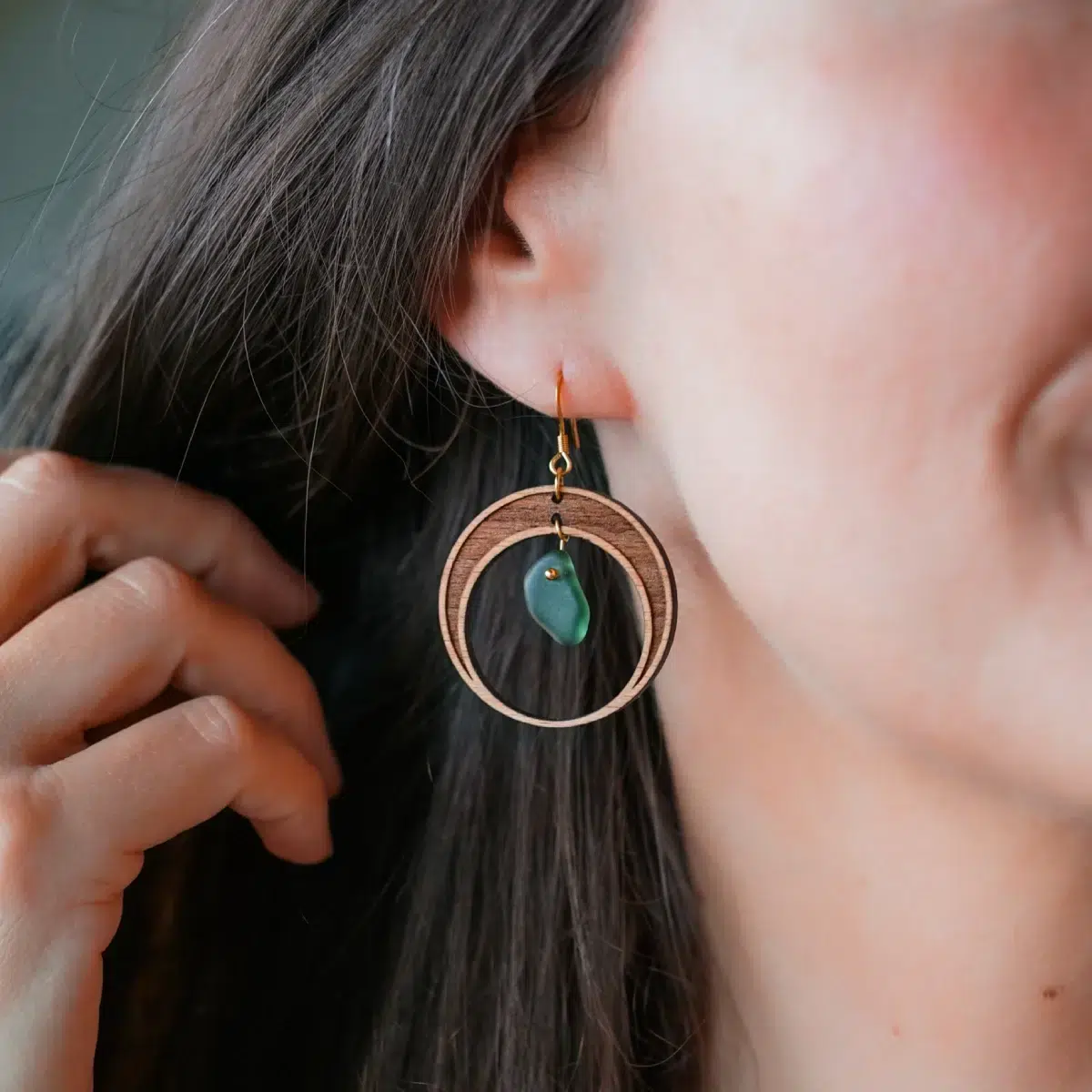 Boucles d'oreilles en bois et verre recyclé en forme de demi lune avec un verre vert