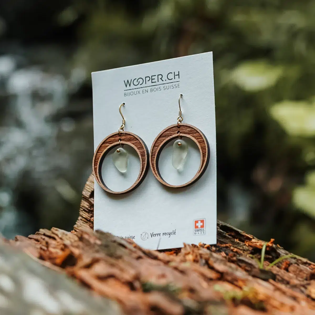 Boucles d'oreilles en bois et verre recyclé en forme de demi lune avec un verre blanc