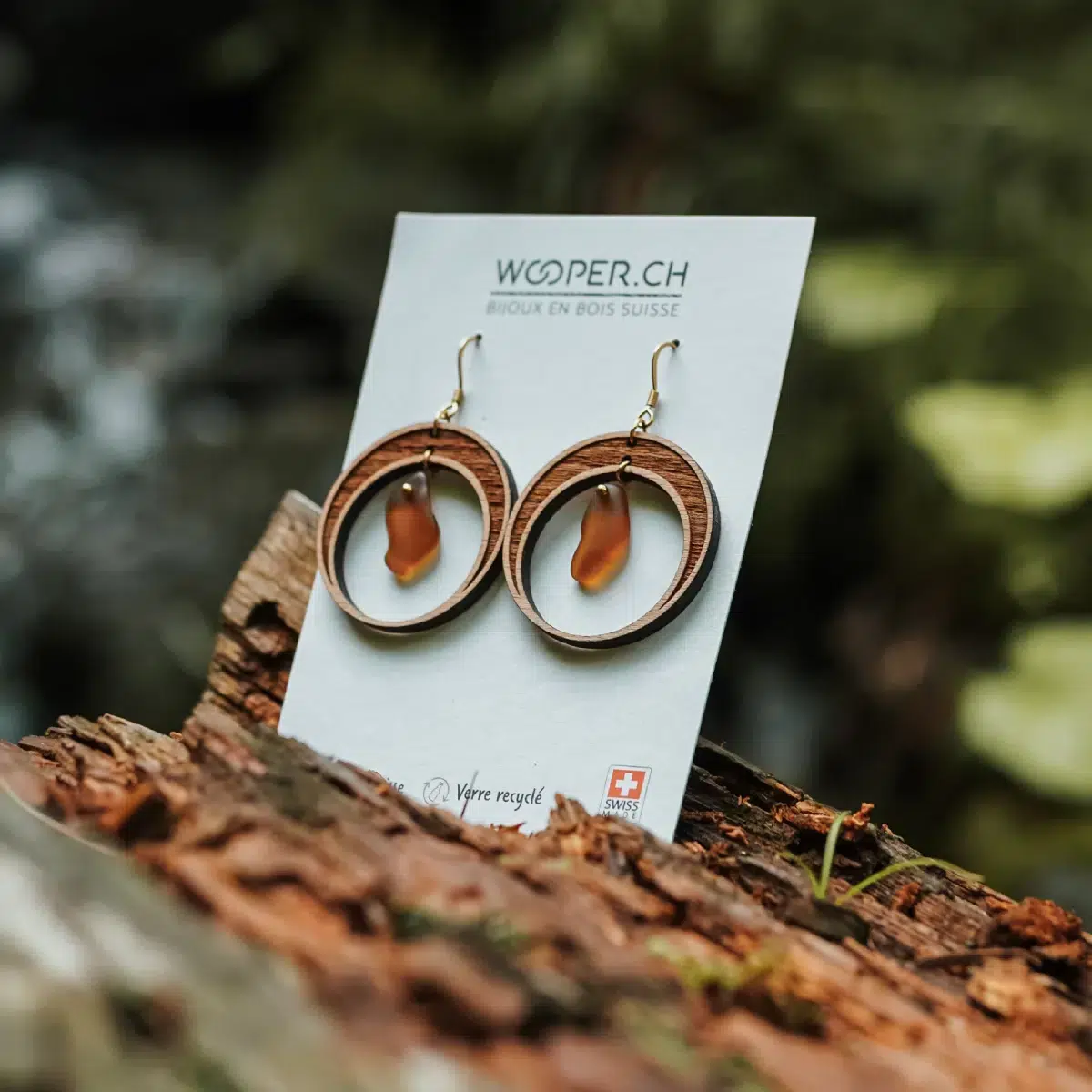Boucles d'oreilles en bois et verre recyclé en forme de demi lune avec un verre brun