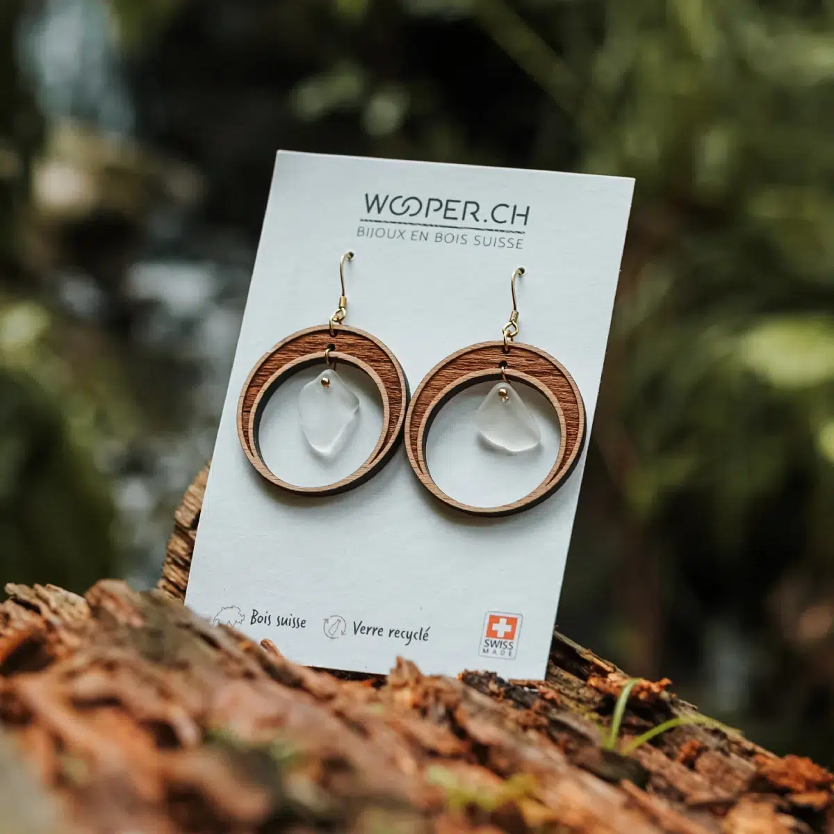 Boucles d'oreilles en bois et verre recyclé en forme de demi lune avec un verre blanc