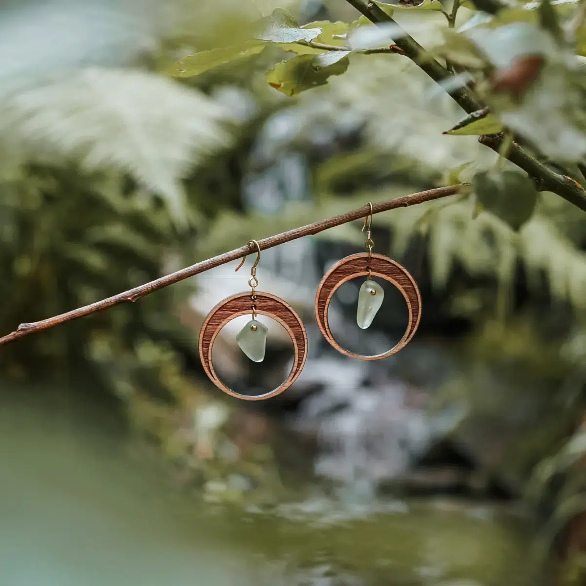 Boucles d'oreilles en bois et verre recyclé en forme de demi lune avec un verre vert clair